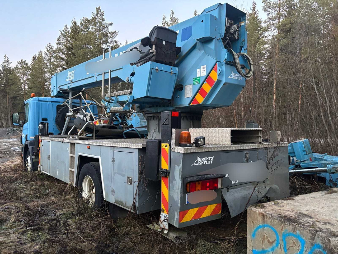 Scania P94 truck and Bronto Skylift telescopic crane - Камион с кран: снимка 3 Scania P94 truck and Bronto Skylift telescopic crane - Камион с кран: снимка 3