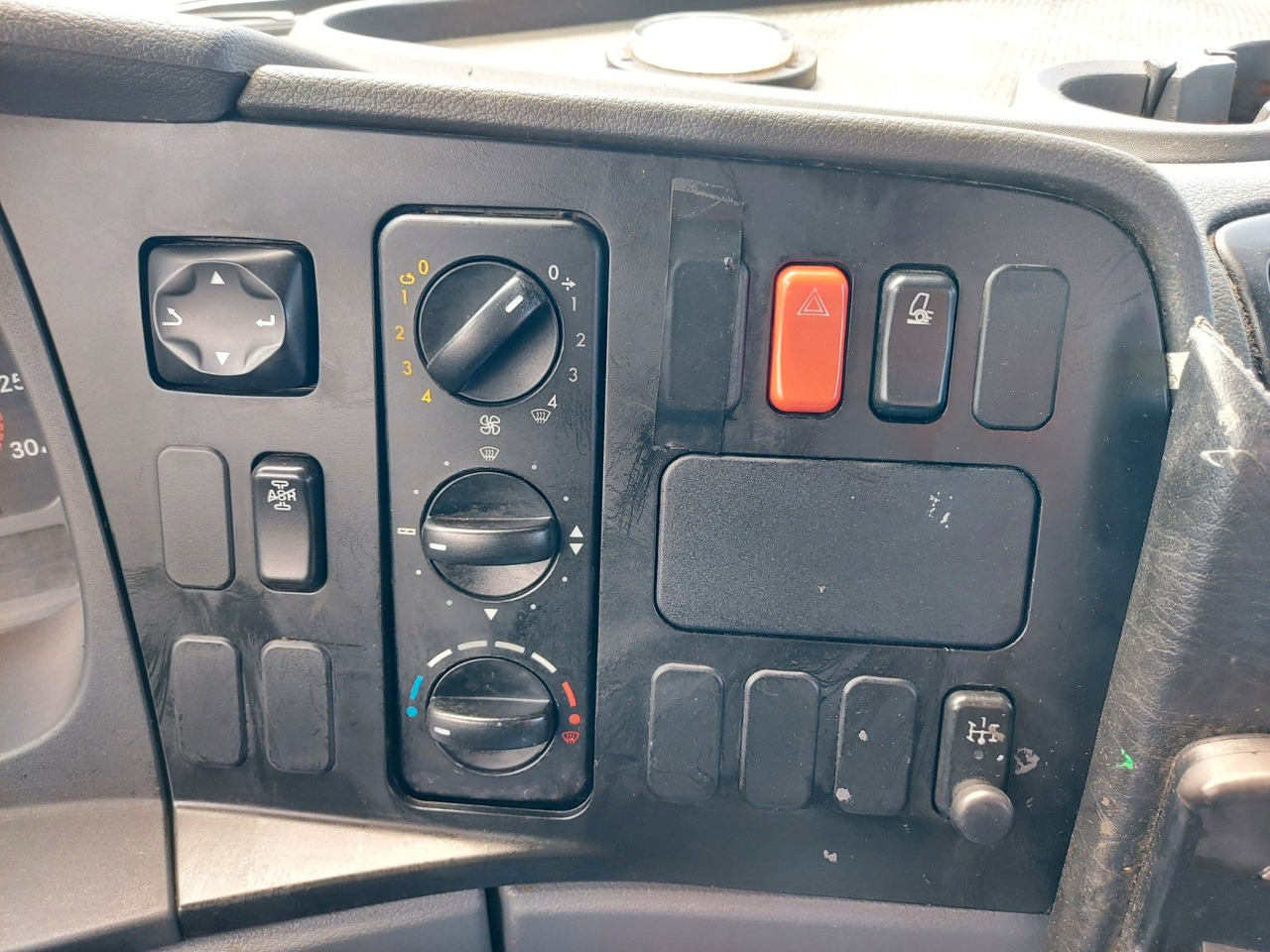 Лизинг на  Mercedes-Benz Atego 2 4-Zyl. 4x2  RUTHMANN T270  27 METER Mercedes-Benz Atego 2 4-Zyl. 4x2  RUTHMANN T270  27 METER: снимка 18