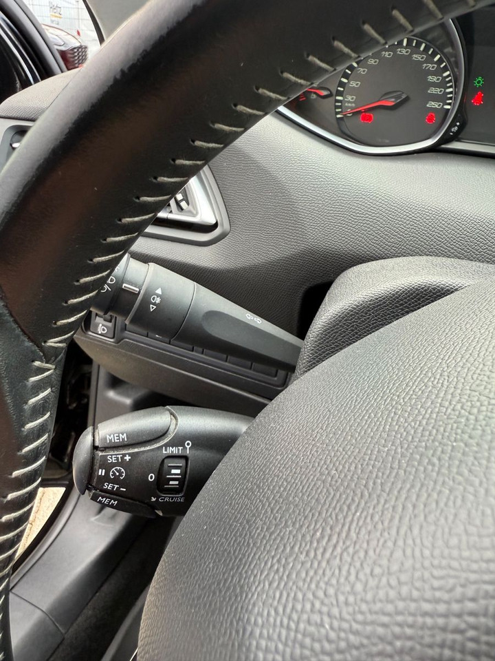 Комби Peugeot 308 SW Active TEMPOMAT NAVI KLIMAA NAVI: снимка 20