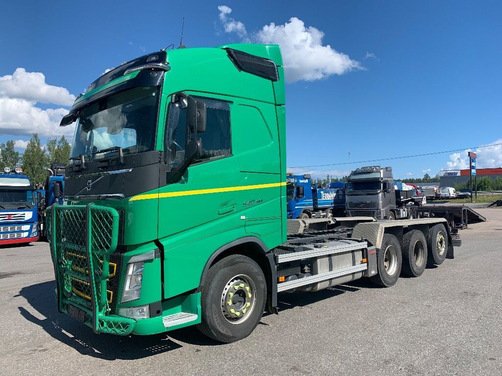 VOLVO FH13 540 8x4*4 - Шаси кабина: снимка 1 VOLVO FH13 540 8x4*4 - Шаси кабина: снимка 1