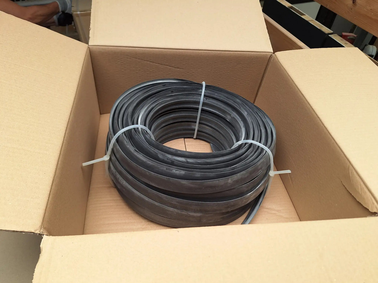 1 Stk. Dichtungsprofil - Оборудване за гаражи/ Работилници: снимка 1 1 Stk. Dichtungsprofil - Оборудване за гаражи/ Работилници: снимка 1