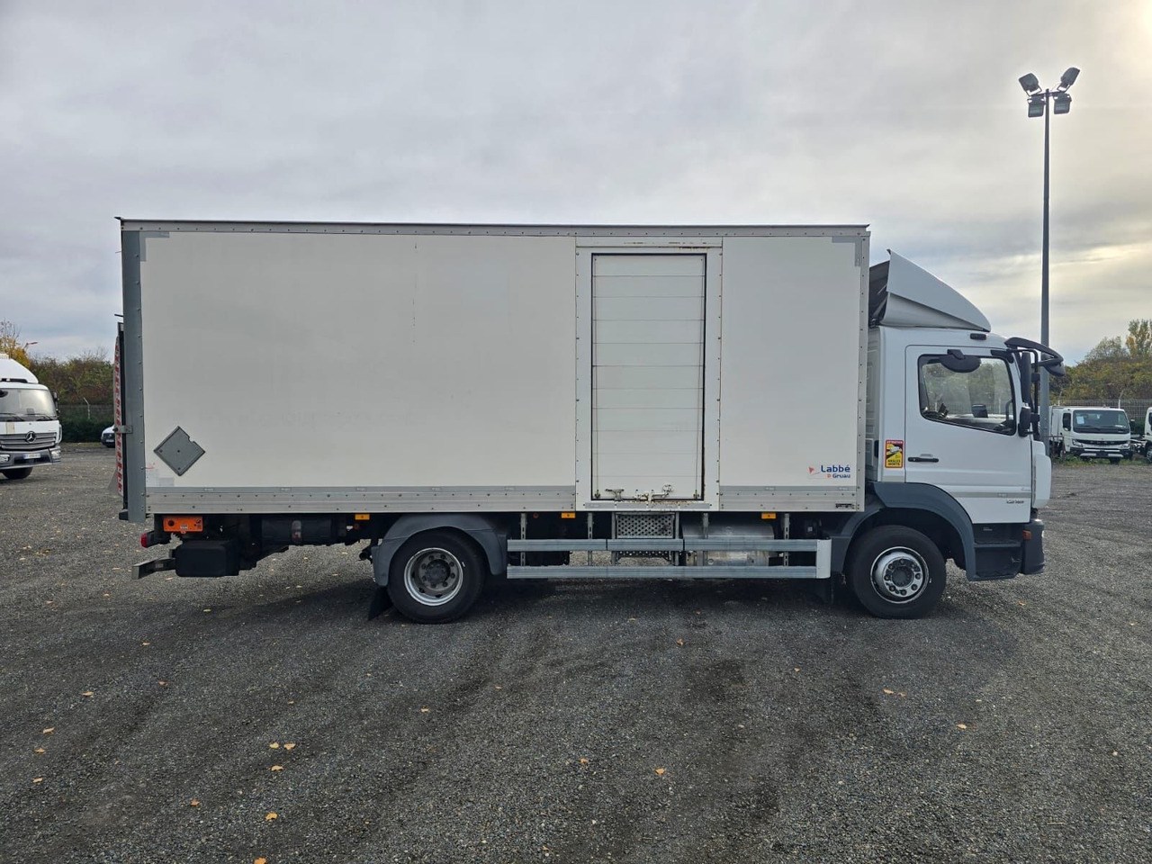 Mercedes-Benz Atego 1218 4x2 Koffer/FULL-ADR/EXIII/LBW/AC/EU6d - Камион фургон: снимка 4 Mercedes-Benz Atego 1218 4x2 Koffer/FULL-ADR/EXIII/LBW/AC/EU6d - Камион фургон: снимка 4