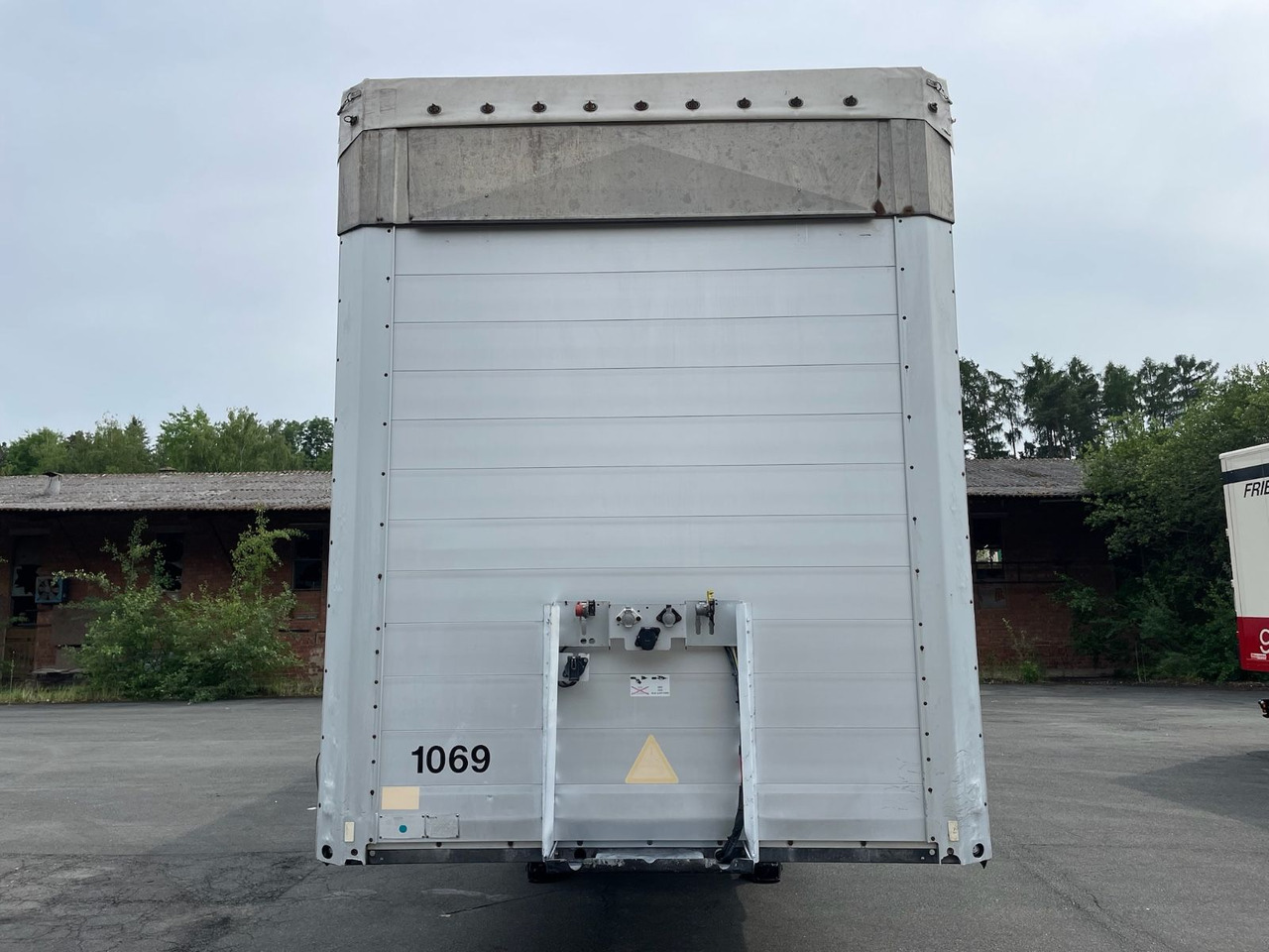 Schmitz Cargobull S01 3-Achs/Pritsche+Plane/13,5m/28050kg-Nutzlast - Брезентово полуремарке: снимка 2 Schmitz Cargobull S01 3-Achs/Pritsche+Plane/13,5m/28050kg-Nutzlast - Брезентово полуремарке: снимка 2