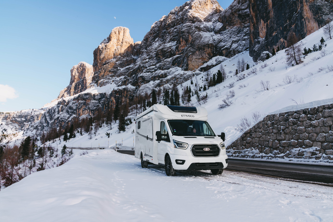 Etrusco T 7.3 QCF - Полуинтегриран кемпер: снимка 1 Etrusco T 7.3 QCF - Полуинтегриран кемпер: снимка 1