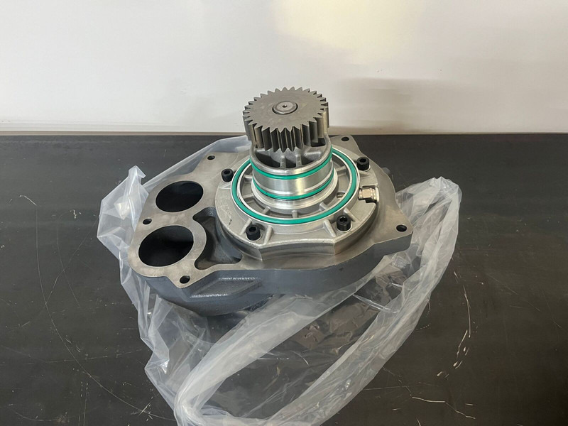 Liebherr P944 / R954 / R944 / R954 / L556-454 / L566-460 - Помпа за охлаждаща течност: снимка 1 Liebherr P944 / R954 / R944 / R954 / L556-454 / L566-460 - Помпа за охлаждаща течност: снимка 1