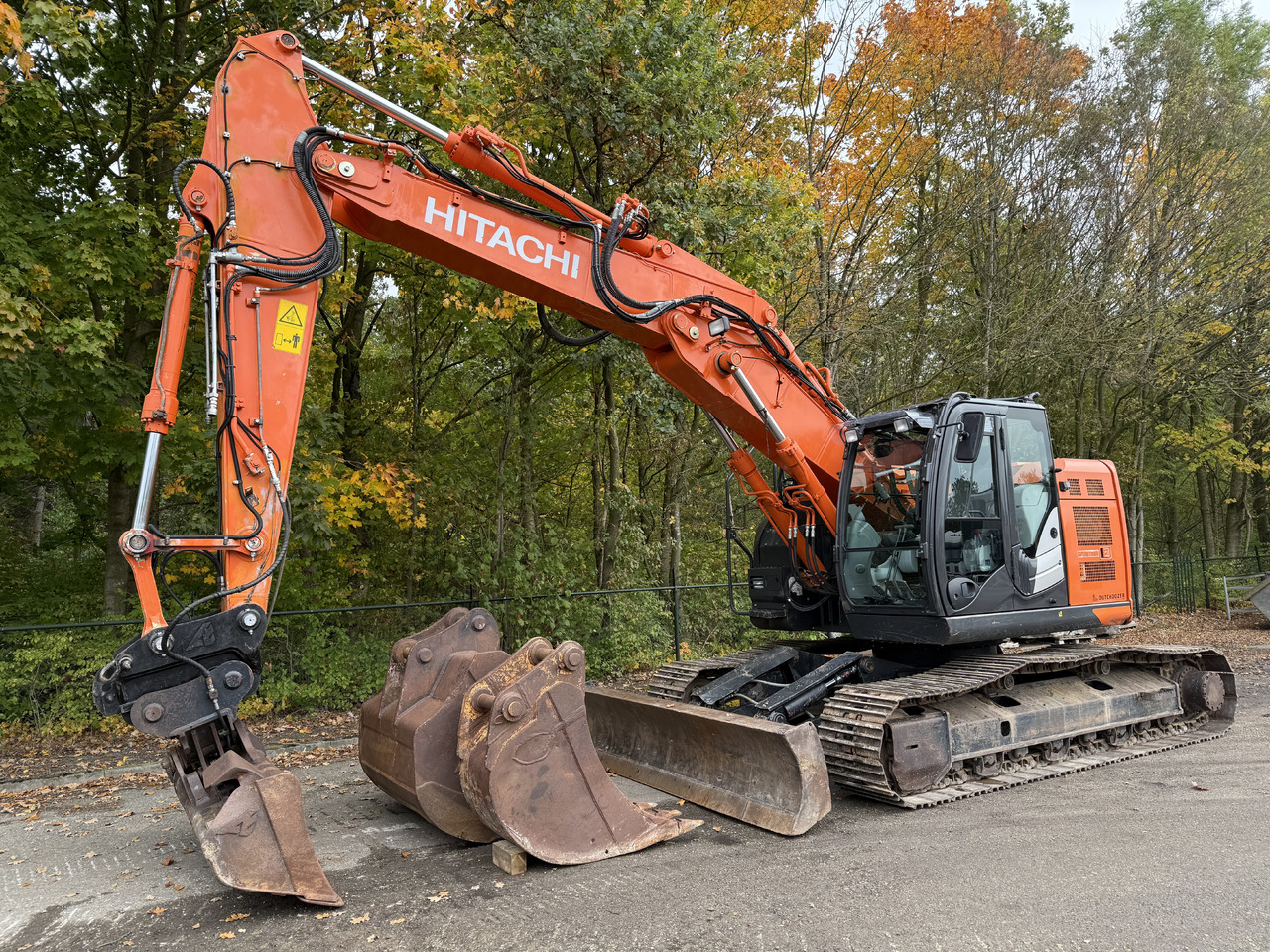Hitachi ZX225USLC-6 - Верижен багер: снимка 1 Hitachi ZX225USLC-6 - Верижен багер: снимка 1