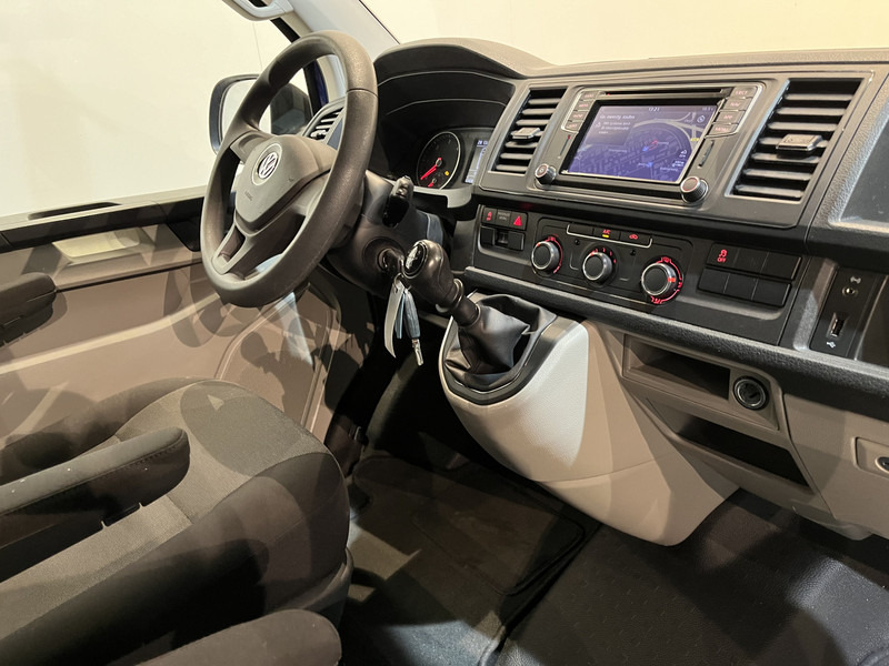 Volkswagen Transporter 2.0 TDI L2H1 / Van Den Born Glasresteel / Euro 6 / Airco / Glastransporter / Cruise Control / Trekhaak / Imperiaal / CarPlay / Navigatie / PDC / 83.500 KM !! - Лекотоварен автомобил: снимка 3 Volkswagen Transporter 2.0 TDI L2H1 / Van Den Born Glasresteel / Euro 6 / Airco / Glastransporter / Cruise Control / Trekhaak / Imperiaal / CarPlay / Navigatie / PDC / 83.500 KM !! - Лекотоварен автомобил: снимка 3