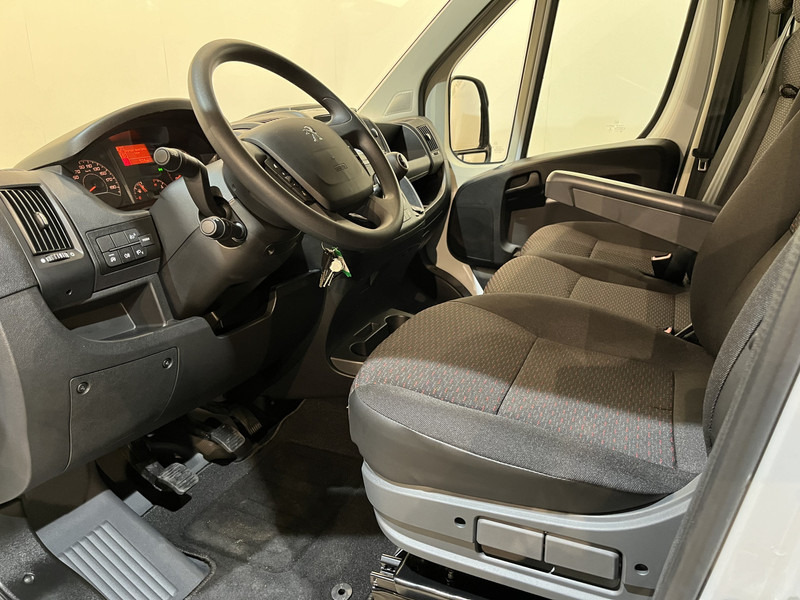 Interior photo 2: Малък ван, Бус с двойна кабина Peugeot Boxer 2.2 BlueHDi 120 PK L2H2 DC Dubbel Cabine / Euro 6 / Airco / CarPlay / Camera / Trekhaak / Cruise Control / 500 KM Z.G.A.N. !! / BPM VRIJ !!
