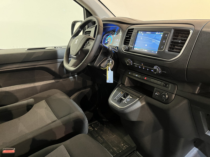 Peugeot e-Expert EV L2 75 kWh Servicebus / Inrichting / 100% Elektrisch / Airco / 220V. / Trekhaak / Camera / Cruise Control / Navigatie / CarPlay / 3-Zits / 1.900 KM !! - Малък ван, Електрически бус: снимка 3 Peugeot e-Expert EV L2 75 kWh Servicebus / Inrichting / 100% Elektrisch / Airco / 220V. / Trekhaak / Camera / Cruise Control / Navigatie / CarPlay / 3-Zits / 1.900 KM !! - Малък ван, Електрически бус: снимка 3