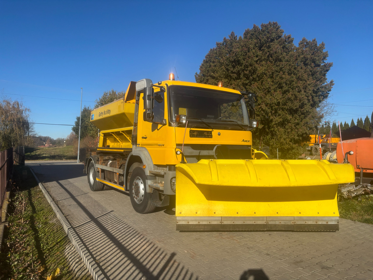 Mercedes AXOR 1824 4x2 Spreader/Gritter/Plough - Снегорин: снимка 2 Mercedes AXOR 1824 4x2 Spreader/Gritter/Plough - Снегорин: снимка 2