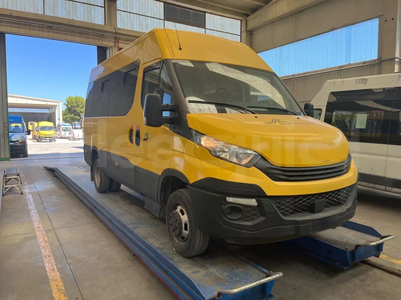 Iveco Daily - Училищен автобус: снимка 1 Iveco Daily - Училищен автобус: снимка 1