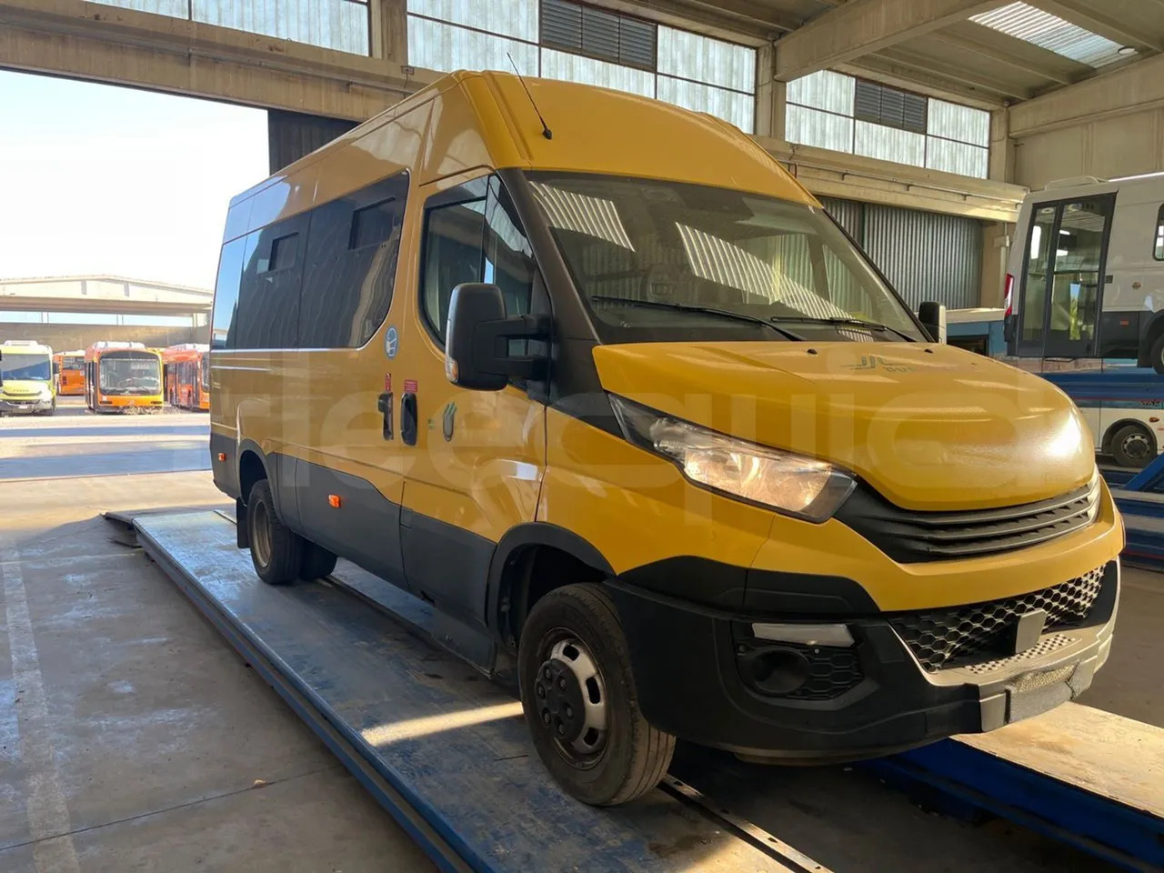 Iveco Daily - Училищен автобус: снимка 1 Iveco Daily - Училищен автобус: снимка 1