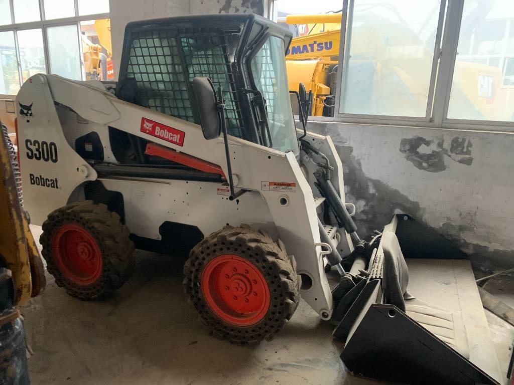 BOBCAT S 300 - Мини челен товарач: снимка 1 BOBCAT S 300 - Мини челен товарач: снимка 1