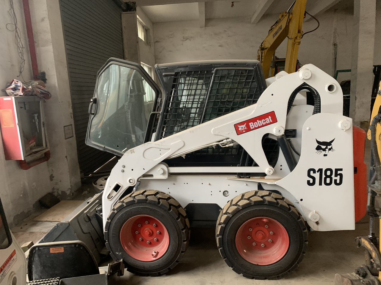 BOBCAT S185 - Мини челен товарач: снимка 2 BOBCAT S185 - Мини челен товарач: снимка 2