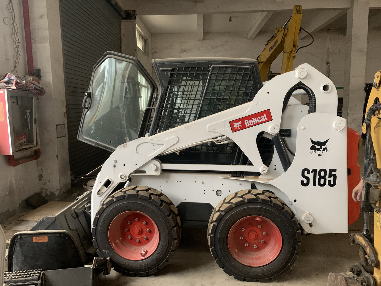BOBCAT S185 - Мини челен товарач: снимка 1 BOBCAT S185 - Мини челен товарач: снимка 1