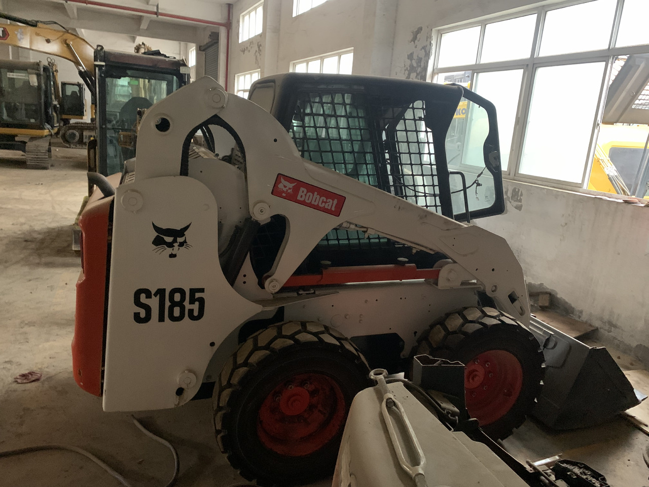 BOBCAT S185 - Мини челен товарач: снимка 5 BOBCAT S185 - Мини челен товарач: снимка 5