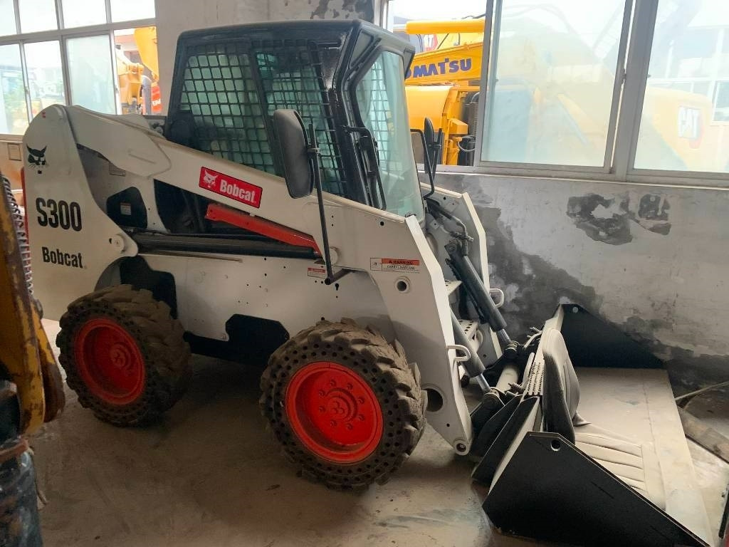 Bobcat S 300 - Мини челен товарач: снимка 1 Bobcat S 300 - Мини челен товарач: снимка 1