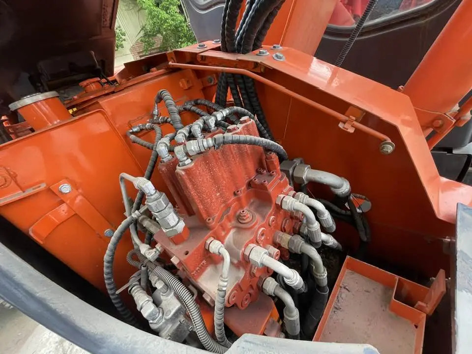 Hitachi ZX75US-7 - Мини багер: снимка 3 Hitachi ZX75US-7 - Мини багер: снимка 3