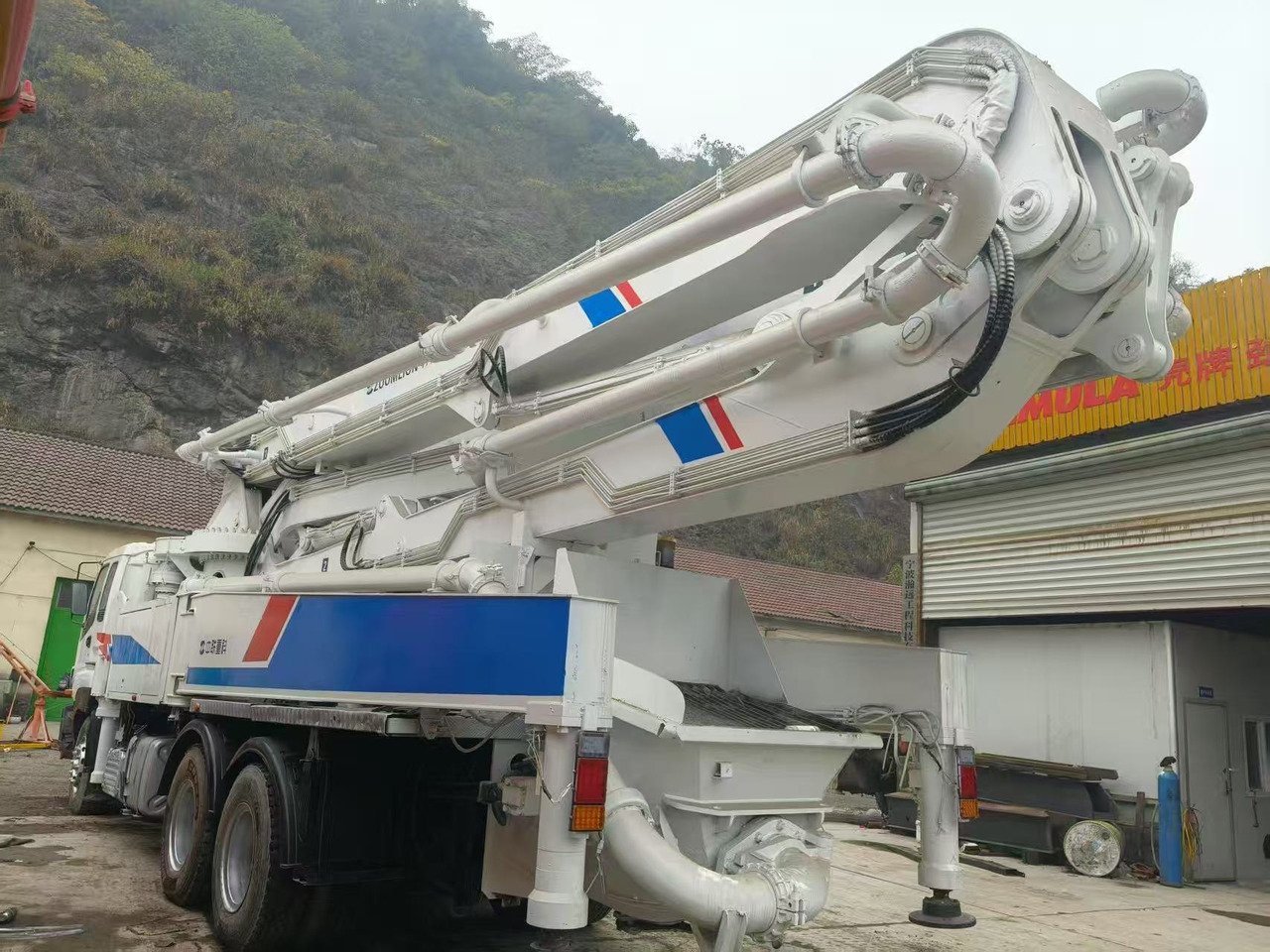 ZOOMLION ZLJ5335THB - Бетон помпа: снимка 4 ZOOMLION ZLJ5335THB - Бетон помпа: снимка 4