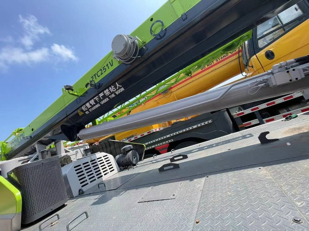 Zoomlion ZCT251V - Кран за всякакви терени: снимка 3 Zoomlion ZCT251V - Кран за всякакви терени: снимка 3