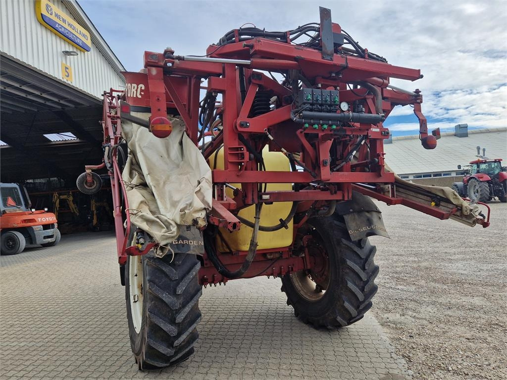 Hardi COMMANDER 2800 TWIN - Прикачна пръскачка: снимка 4 Hardi COMMANDER 2800 TWIN - Прикачна пръскачка: снимка 4