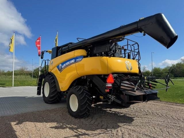 New Holland CR9.90 TIER4 - Зърнокомбайн: снимка 4 New Holland CR9.90 TIER4 - Зърнокомбайн: снимка 4