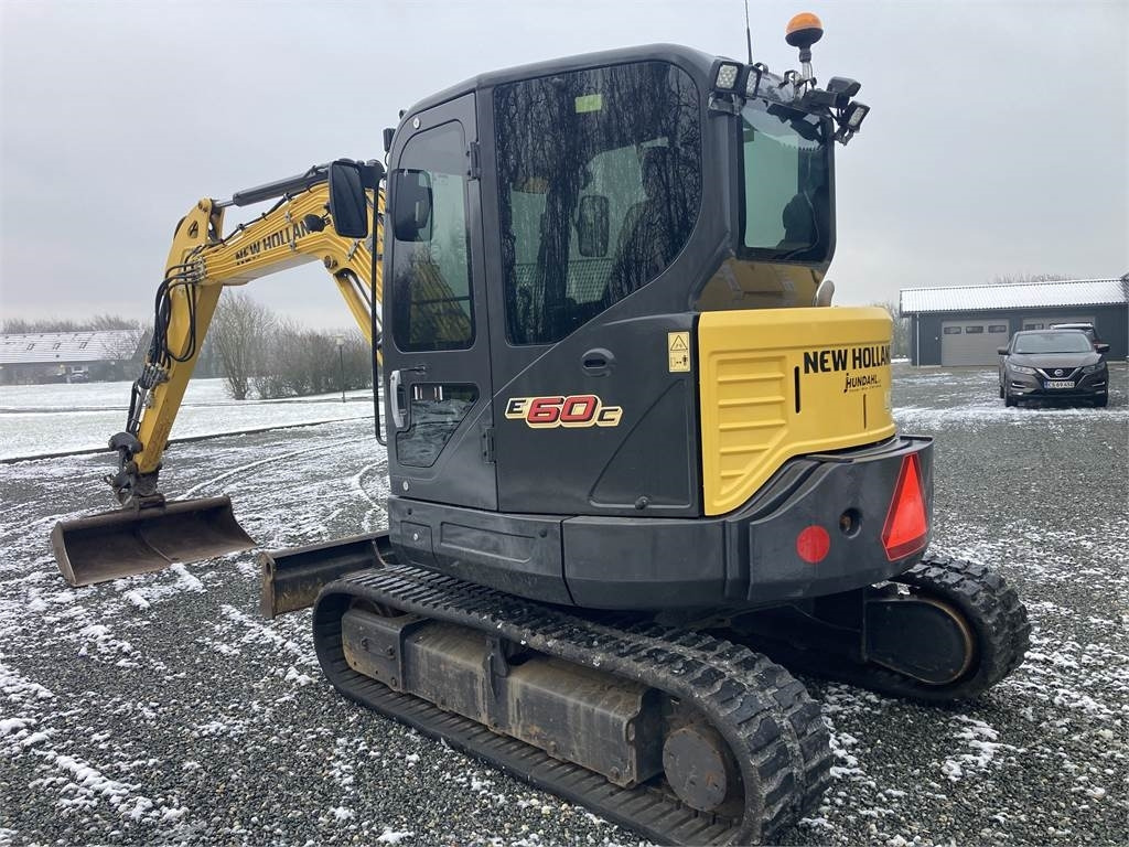 New Holland E60C CAB minigraver - Мини багер: снимка 3 New Holland E60C CAB minigraver - Мини багер: снимка 3