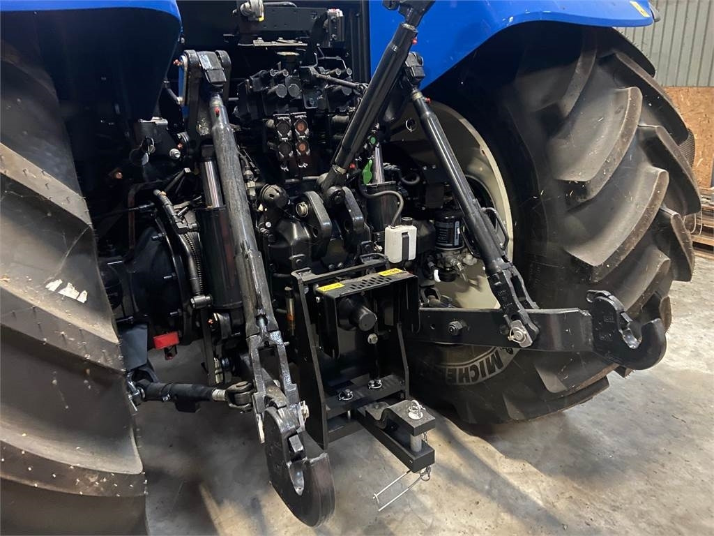 New Holland T7.215S STAGE V - Трактор: снимка 2 New Holland T7.215S STAGE V - Трактор: снимка 2