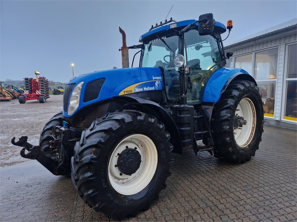 New Holland T7030PC SS - Трактор: снимка 3 New Holland T7030PC SS - Трактор: снимка 3