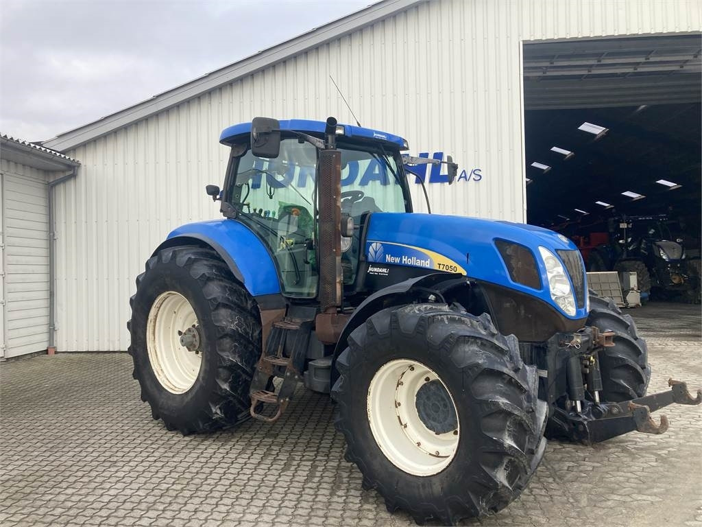 New Holland T7050 - Трактор: снимка 1 New Holland T7050 - Трактор: снимка 1
