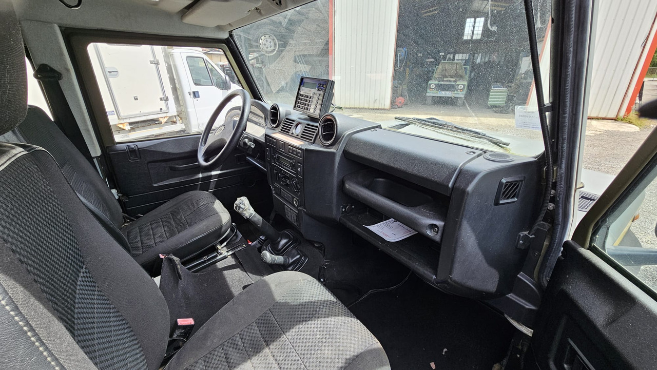 LAND ROVER Défender Ambulance - Лекотоварен автомобил: снимка 5 LAND ROVER Défender Ambulance - Лекотоварен автомобил: снимка 5