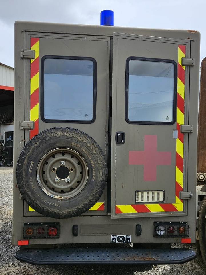 LAND ROVER Défender Ambulance - Лекотоварен автомобил: снимка 4 LAND ROVER Défender Ambulance - Лекотоварен автомобил: снимка 4