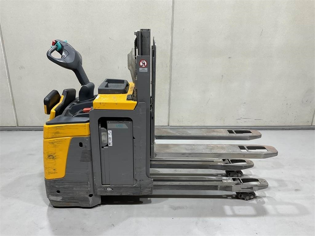 Jungheinrich ERD 220 - Стакер: снимка 1 Jungheinrich ERD 220 - Стакер: снимка 1