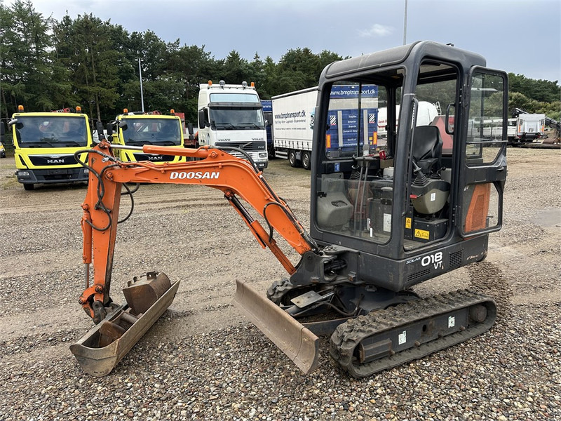 Мини багер Doosan Slo 18 - 1.8T with bucket packed (Low Hours): снимка 1
