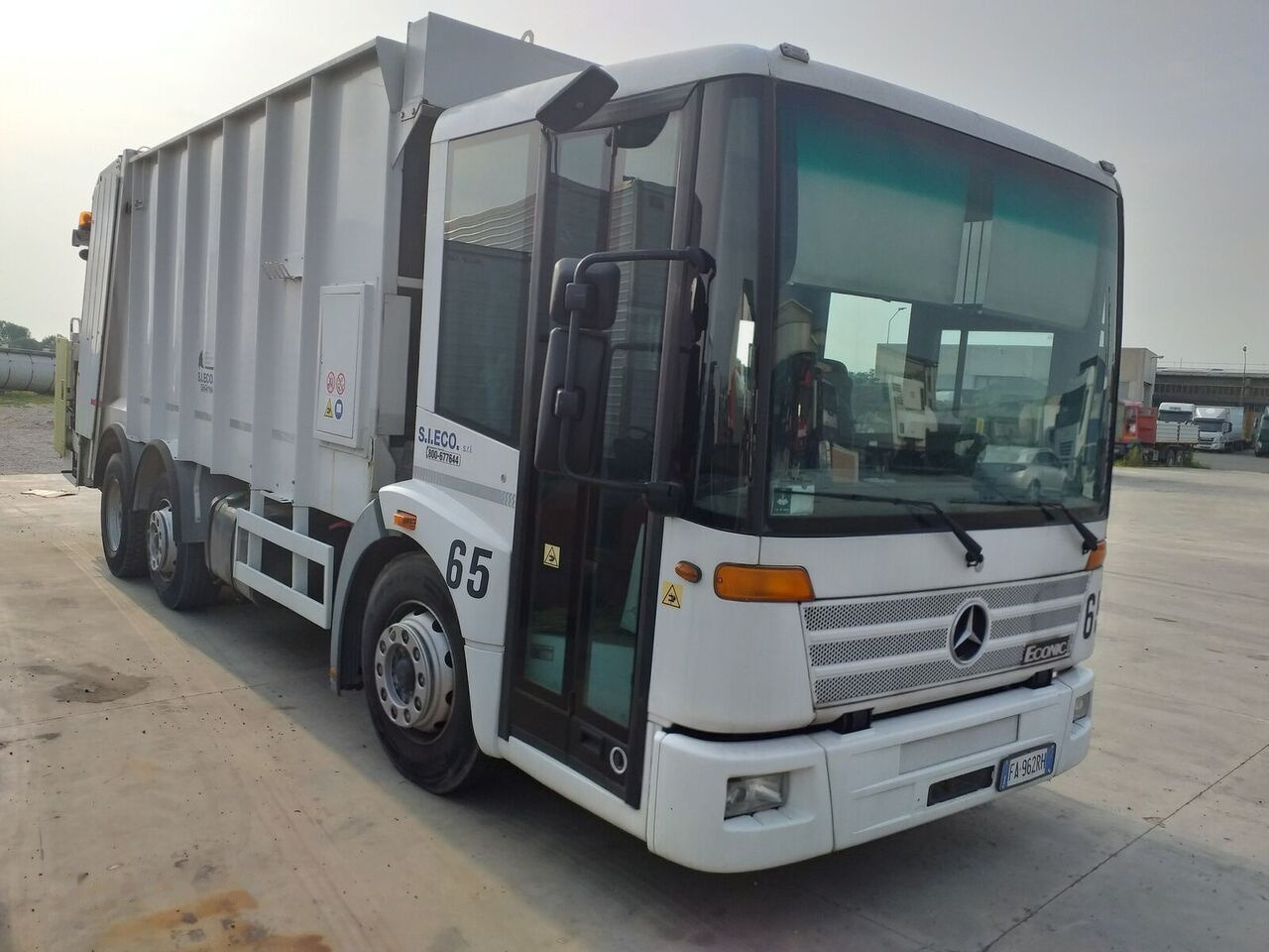 Mercedes-Benz Econic 2628 - Боклукчийска кола: снимка 2 Mercedes-Benz Econic 2628 - Боклукчийска кола: снимка 2