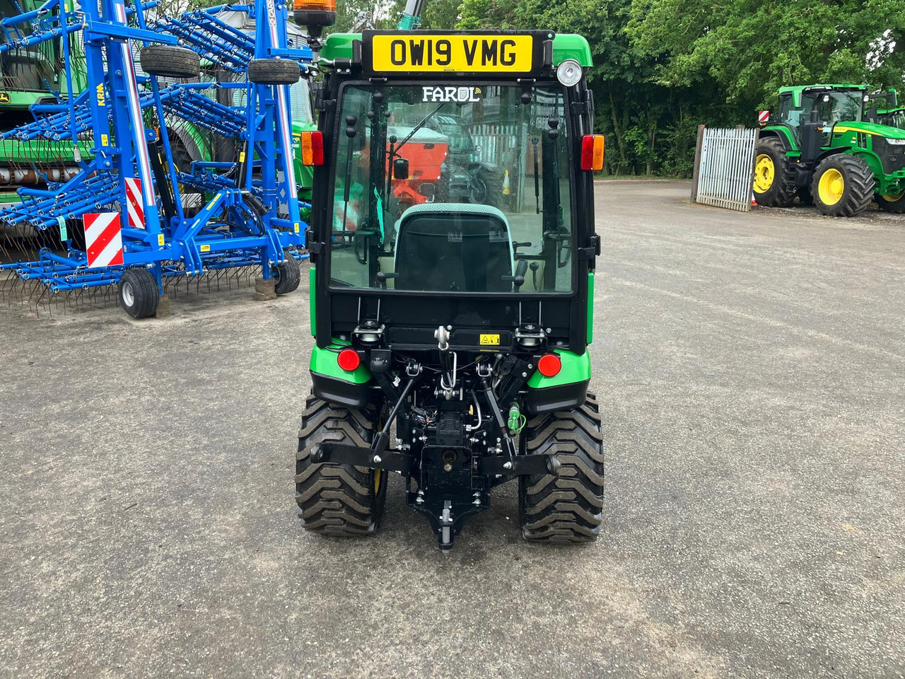 John Deere 1026R compact tractor - Малък трактор: снимка 4 John Deere 1026R compact tractor - Малък трактор: снимка 4