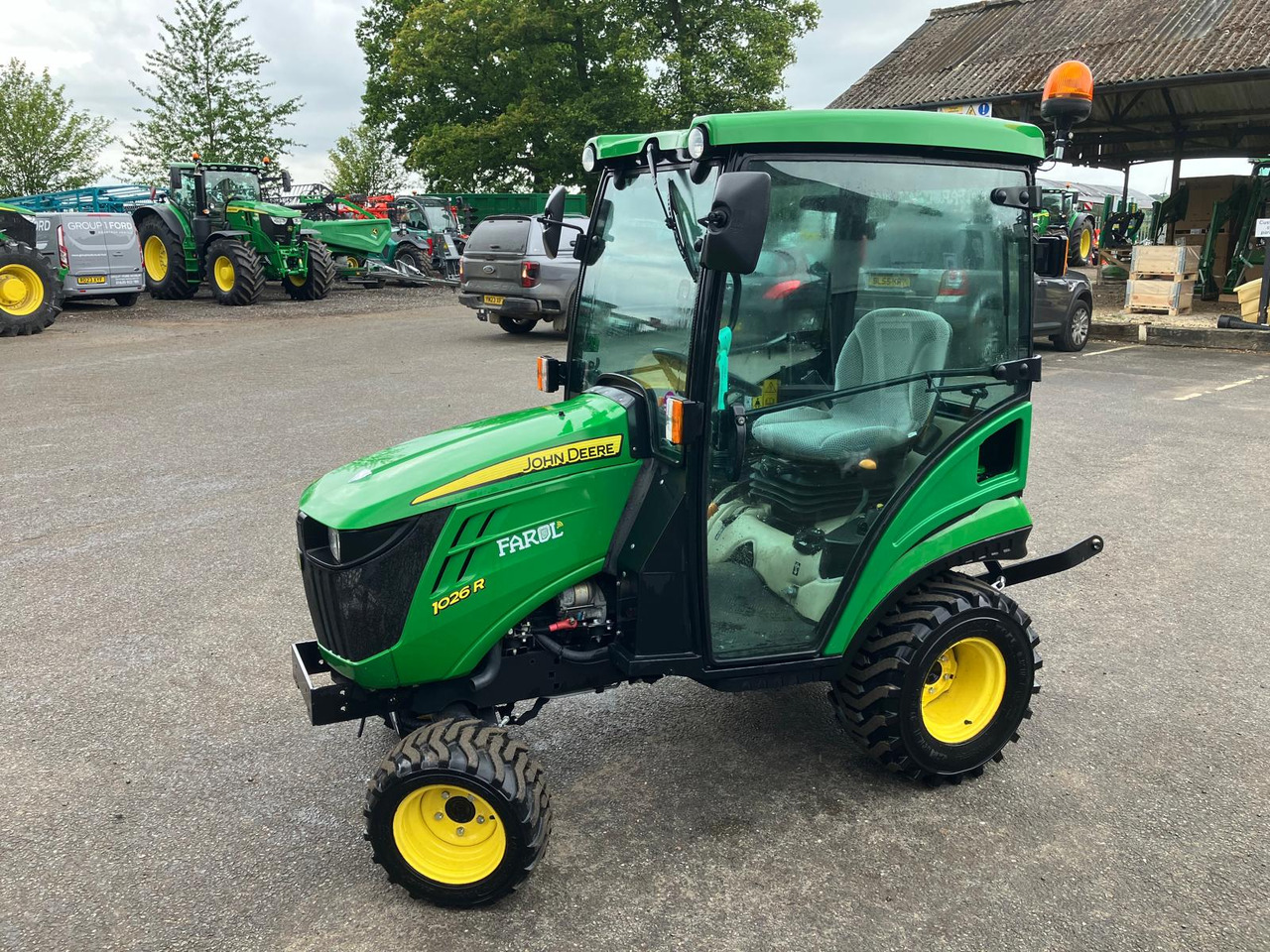 John Deere 1026R compact tractor - Малък трактор: снимка 1 John Deere 1026R compact tractor - Малък трактор: снимка 1