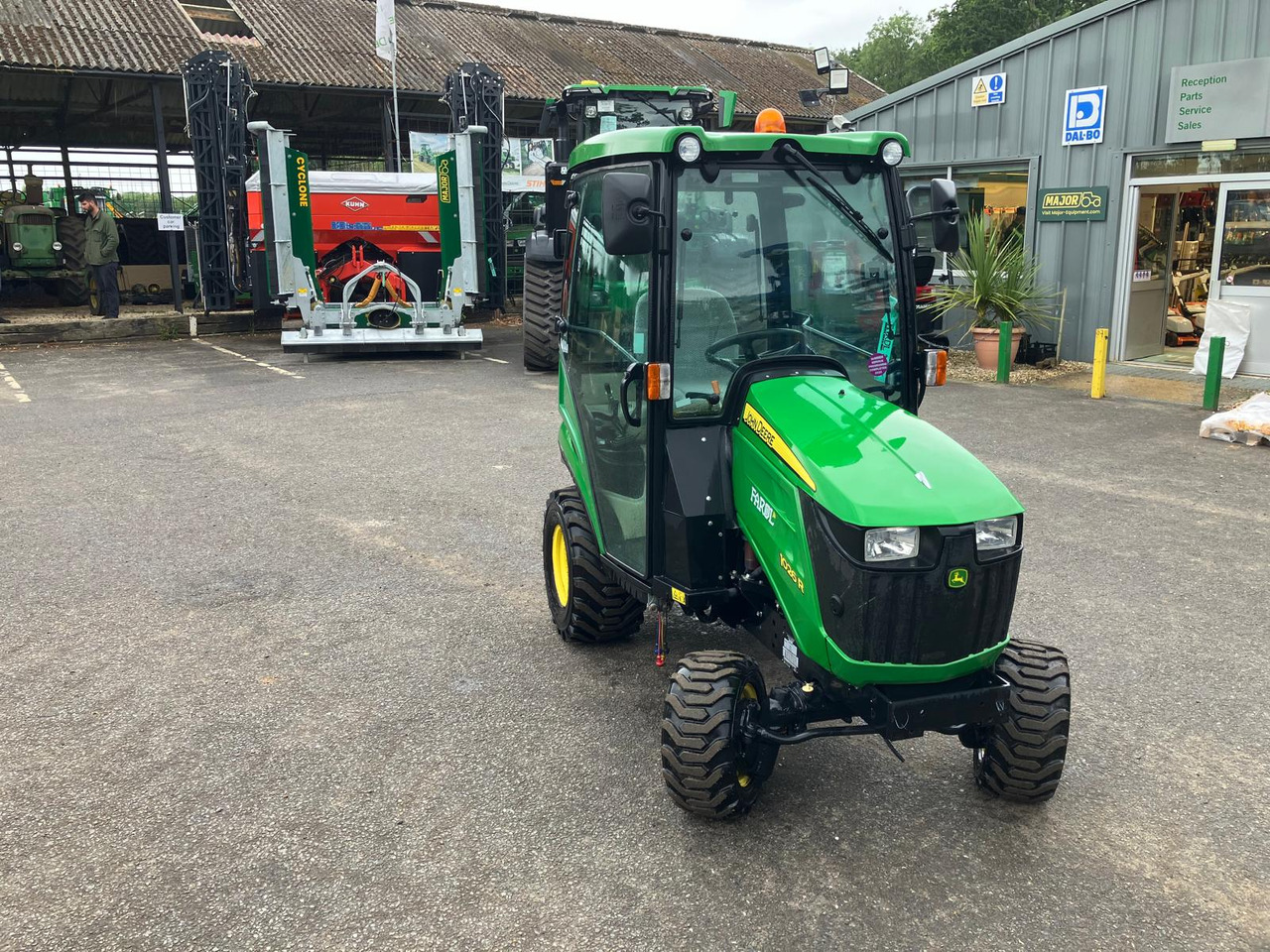 John Deere 1026R compact tractor - Малък трактор: снимка 5 John Deere 1026R compact tractor - Малък трактор: снимка 5