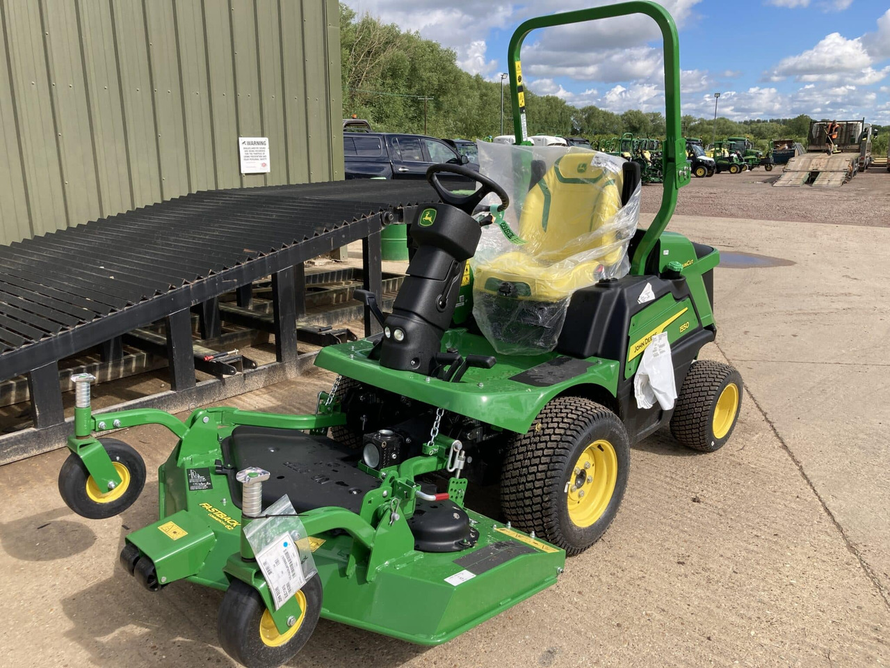 John Deere 1550 front mower - Косачка за трева: снимка 1 John Deere 1550 front mower - Косачка за трева: снимка 1