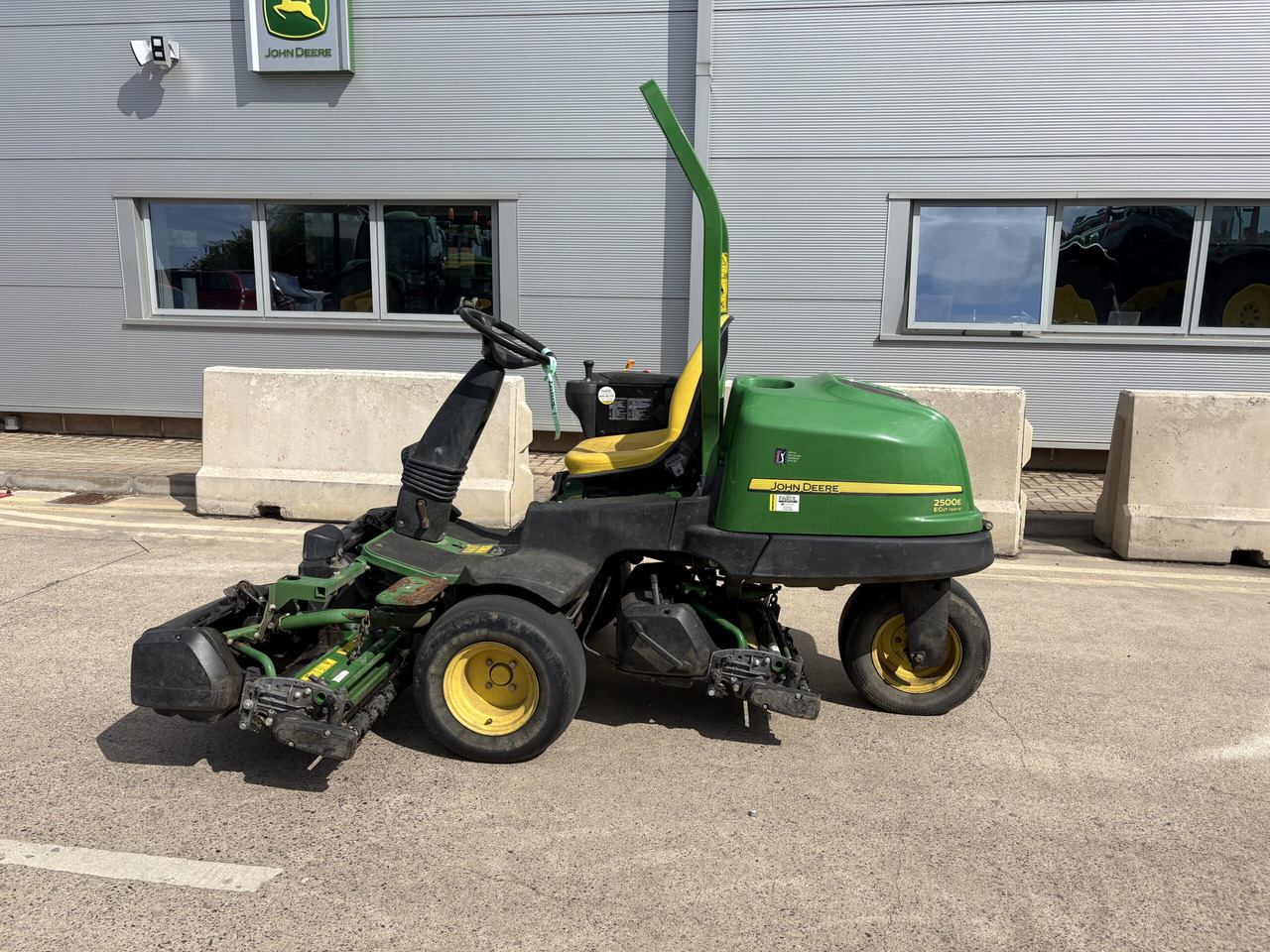 John Deere 2500E Greens Triple - Косачка за трева: снимка 1 John Deere 2500E Greens Triple - Косачка за трева: снимка 1