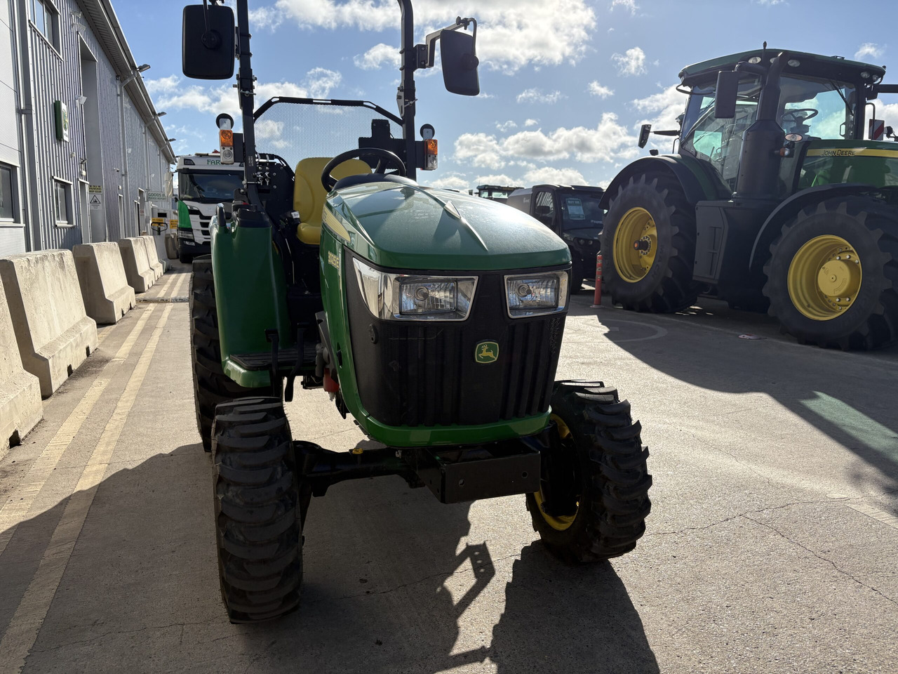 John Deere 3025E Compact tractor - Малък трактор: снимка 3 John Deere 3025E Compact tractor - Малък трактор: снимка 3