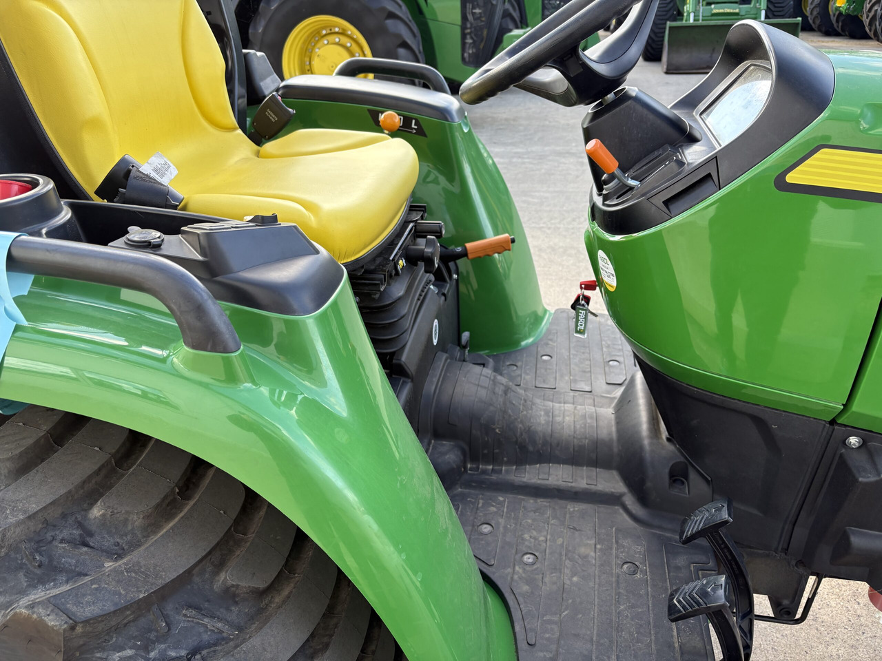 John Deere 3025E Compact tractor - Малък трактор: снимка 5 John Deere 3025E Compact tractor - Малък трактор: снимка 5