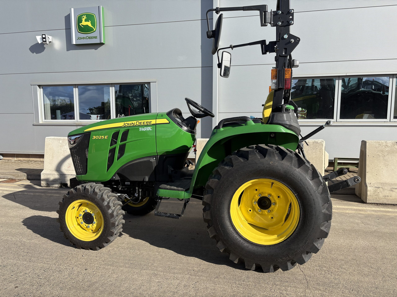John Deere 3025E Compact tractor - Малък трактор: снимка 1 John Deere 3025E Compact tractor - Малък трактор: снимка 1