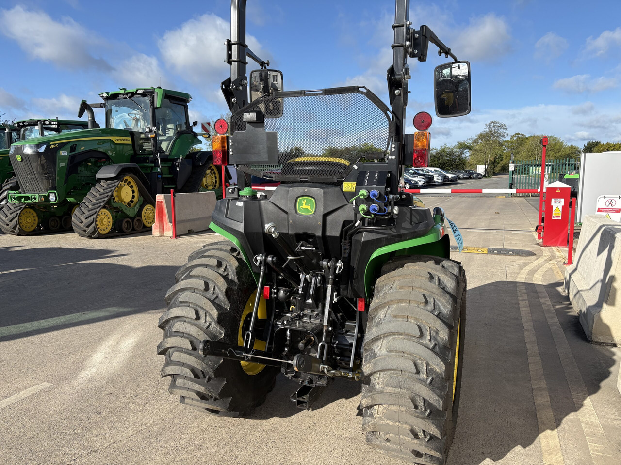 John Deere 3025E Compact tractor - Малък трактор: снимка 4 John Deere 3025E Compact tractor - Малък трактор: снимка 4