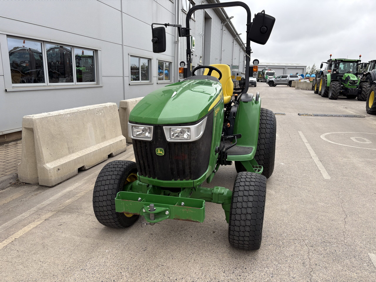 John Deere 3039R Compact Tractor - Малък трактор: снимка 3 John Deere 3039R Compact Tractor - Малък трактор: снимка 3
