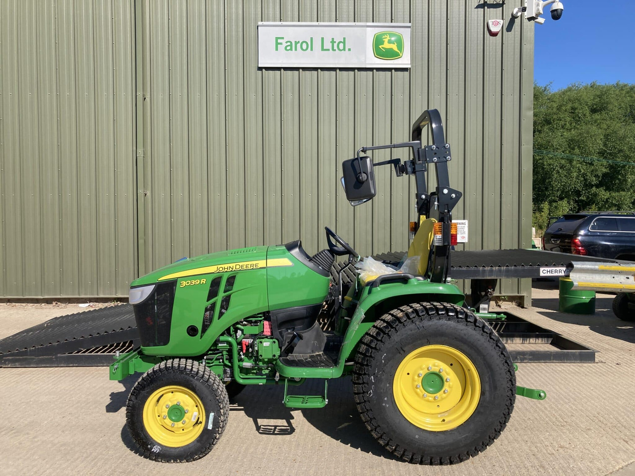 John Deere 3039R compact tractor - Малък трактор: снимка 2 John Deere 3039R compact tractor - Малък трактор: снимка 2