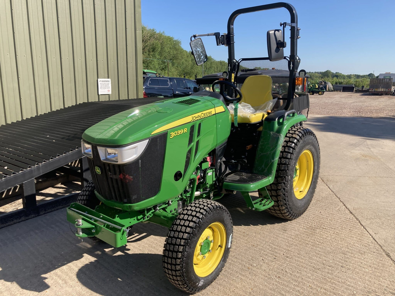 John Deere 3039R compact tractor - Малък трактор: снимка 1 John Deere 3039R compact tractor - Малък трактор: снимка 1