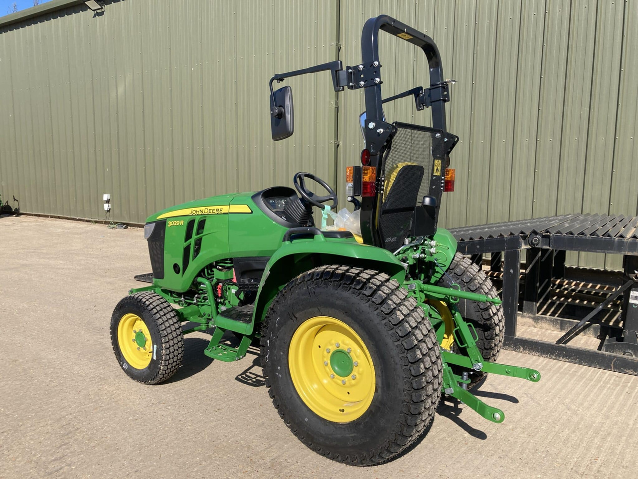 John Deere 3039R compact tractor - Малък трактор: снимка 3 John Deere 3039R compact tractor - Малък трактор: снимка 3