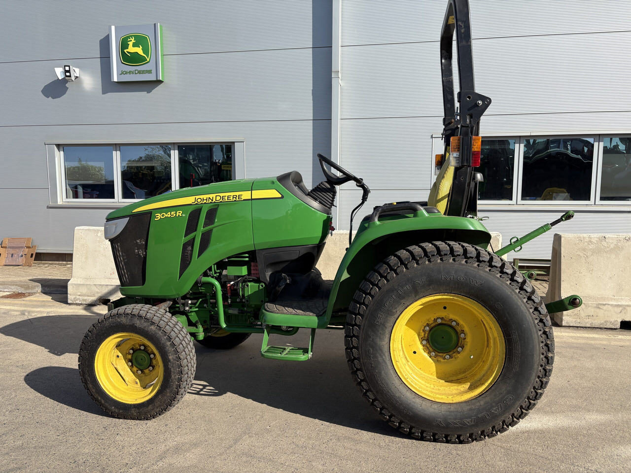 Малък трактор John Deere 3045R Compact Tractor: снимка 1