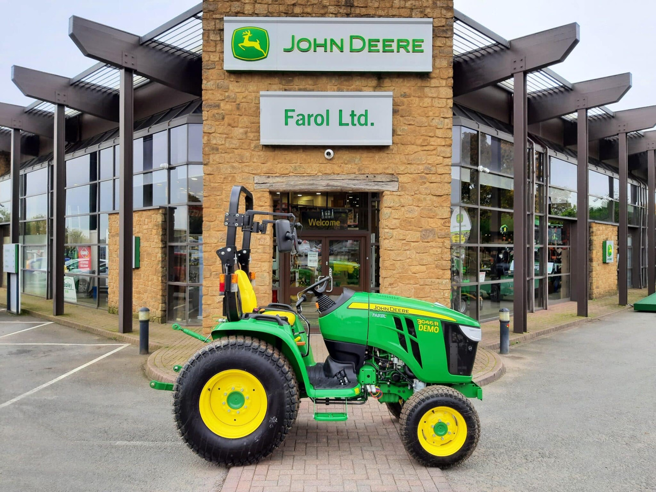 John Deere 3046R compact tractor - Малък трактор: снимка 2 John Deere 3046R compact tractor - Малък трактор: снимка 2